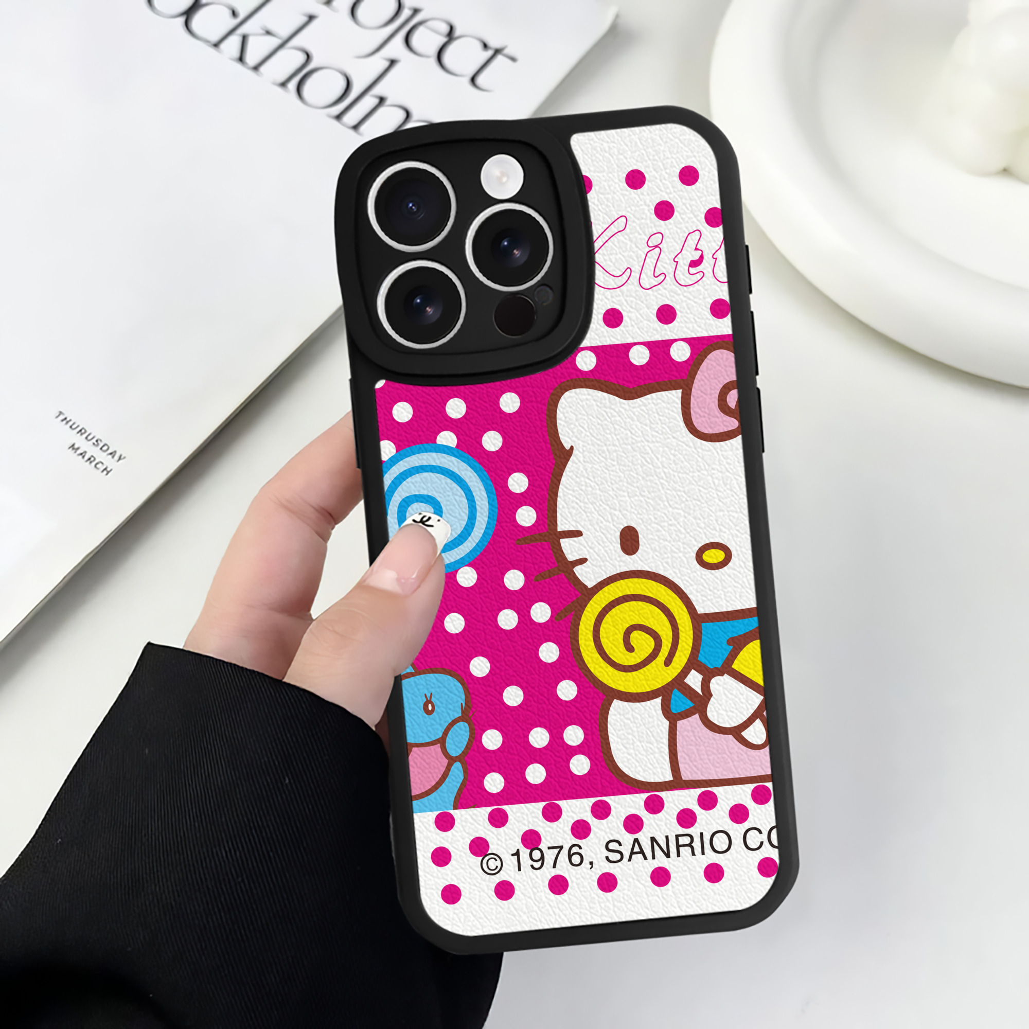 （画像用） Hello Kitty ハローキティ 【iPhone 16シリーズ対応】シリコンスマホケース（レザー調） 材質：シリコン